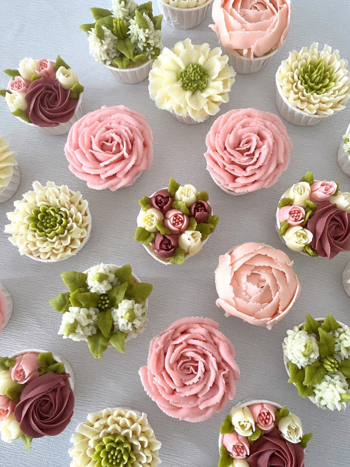 Nous sommes deux passionnées de pâtisserie, unies pour créer des bouquets de cupcakes uniques et gourmands – un concept original et inédit à Bordeaux. Notre passion va plus loin : nous proposons une formation complète pour partager notre savoir-faire et inspirer de nouvelles créatrices et créateurs à exprimer leur talent pâtissier.